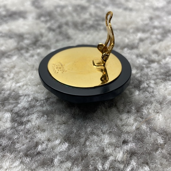 Chanel vintage Fall 1984 resin/metal clip on earring - Picture 8 of 12